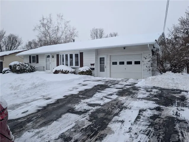 $249,000 | 4873 Thornwood Drive, Salina, NY 13088