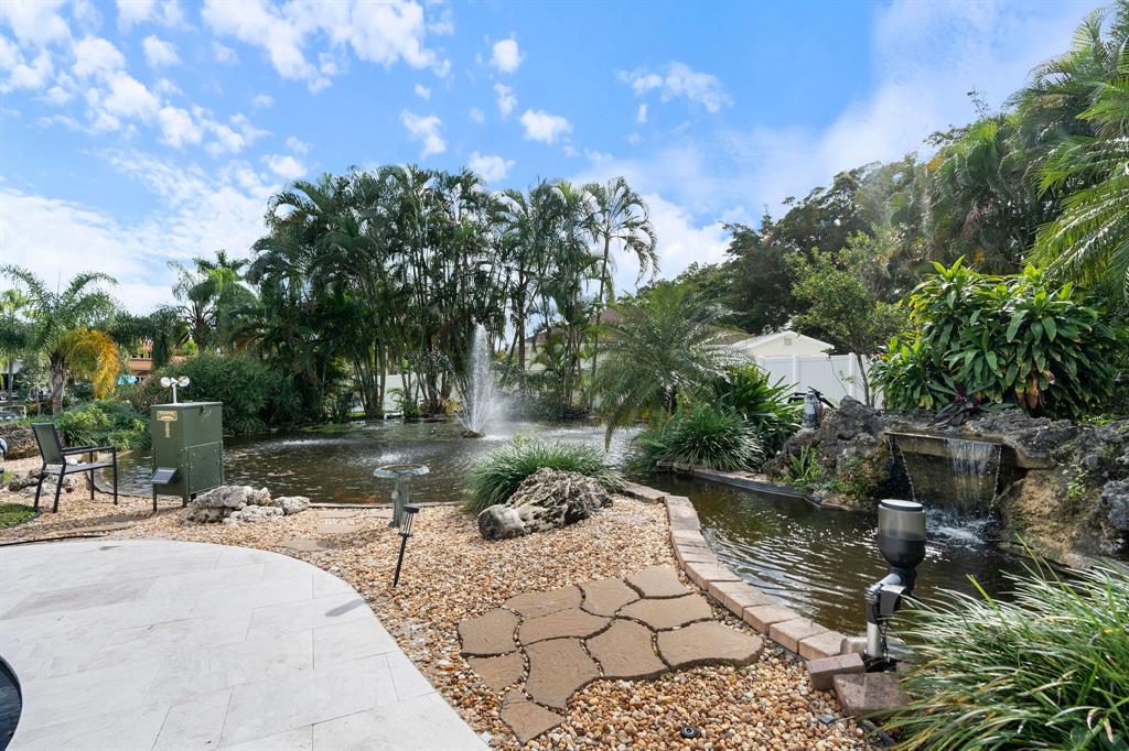 700 Old Nob Hill Road Plantation, FL 33324 - Photo 40 of 57 a view of a pathway with a yard