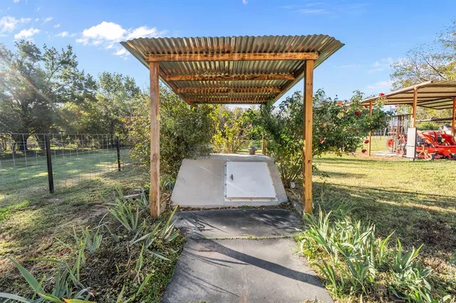 a view of a backyard