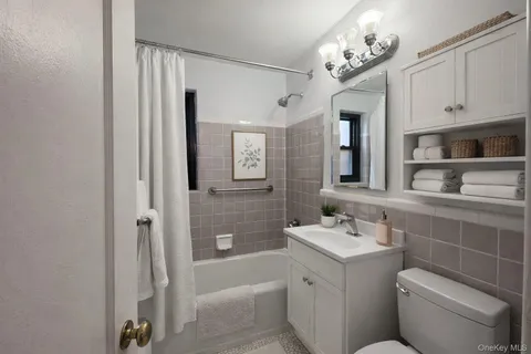 $369,000 | 242-05 61st Avenue, Unit F13 LOWER | Douglaston