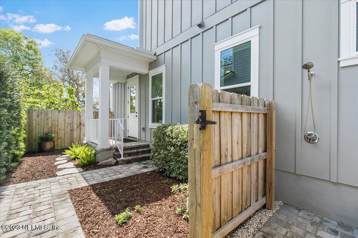 30 Solana Road Ponte Vedra Beach, FL 32082 - Photo 40 of 45 56-Side Yard with Outdoor Shower