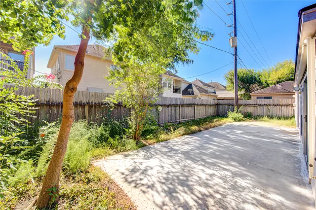 a view of a back yard