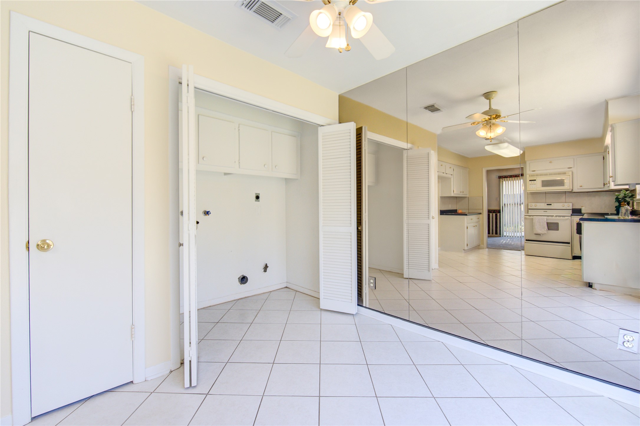 1927 Ash Meadow Drive Houston, TX 77090 - Photo 9 of 50 a view of a livingroom with a kitchen