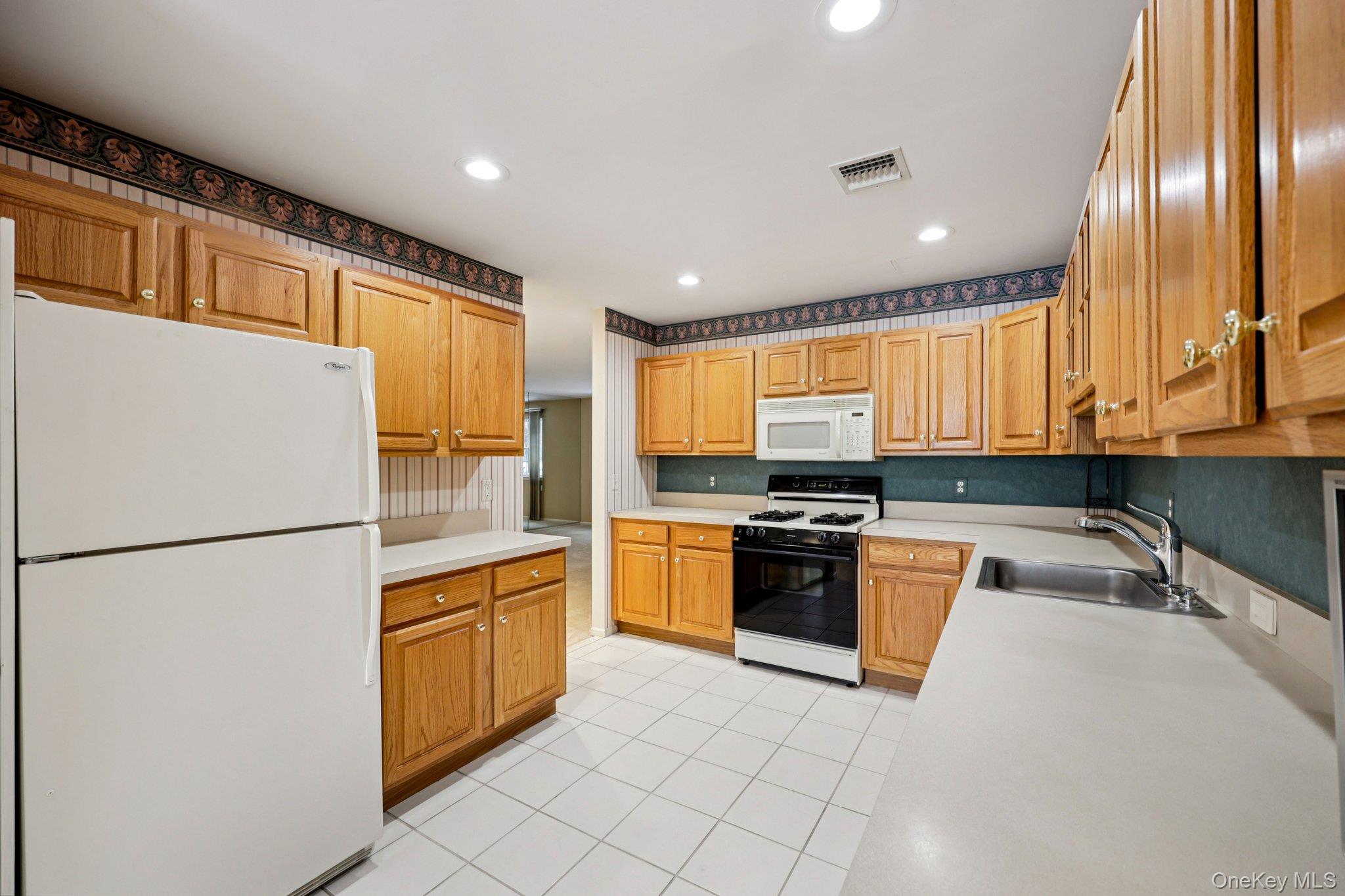3 Springwood Lane Huntington, NY 11743 - Photo 15 of 40