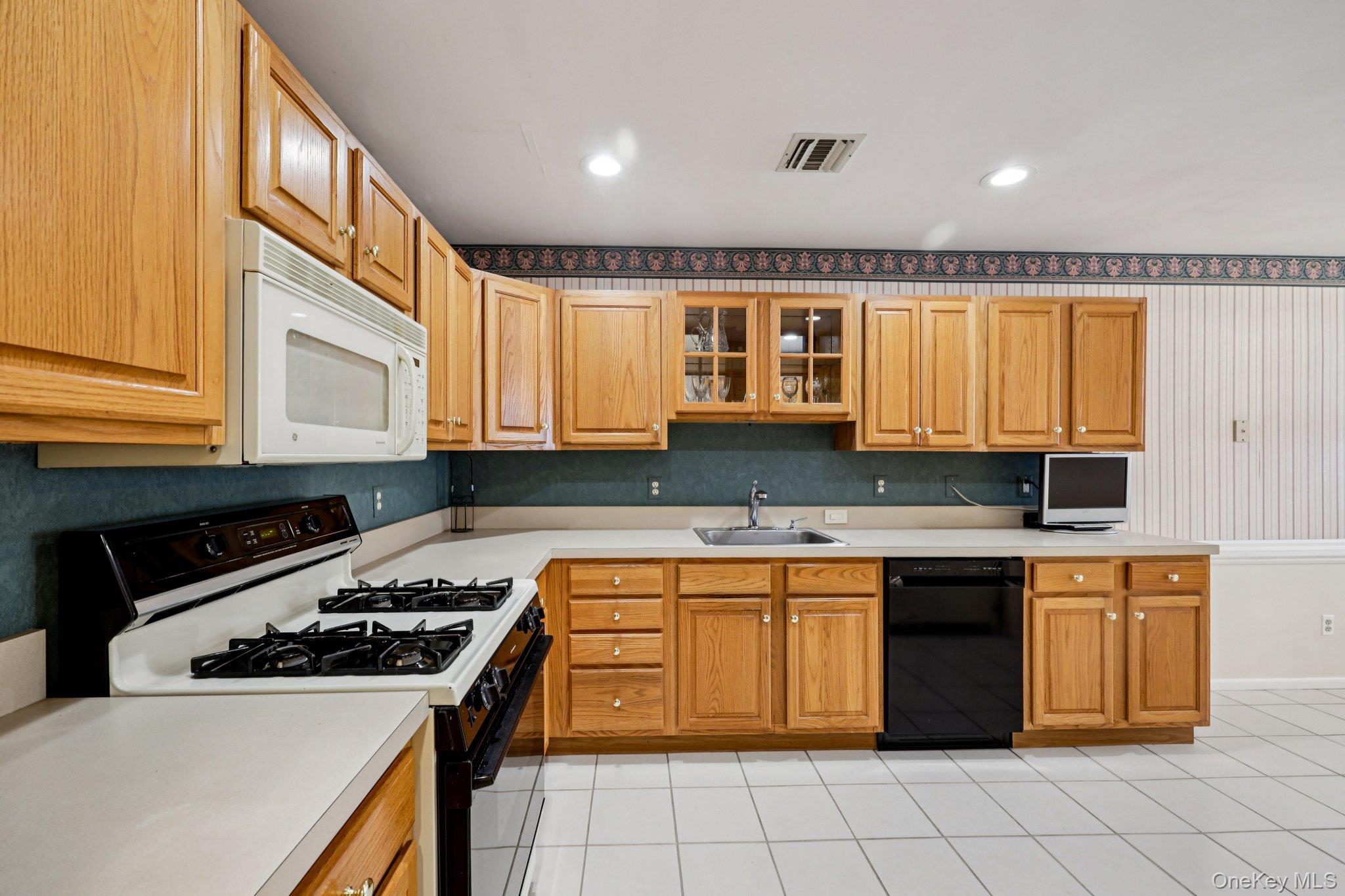 3 Springwood Lane Huntington, NY 11743 - Photo 16 of 40