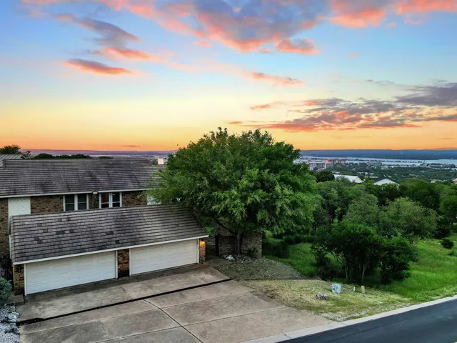 a view of terrace with city view