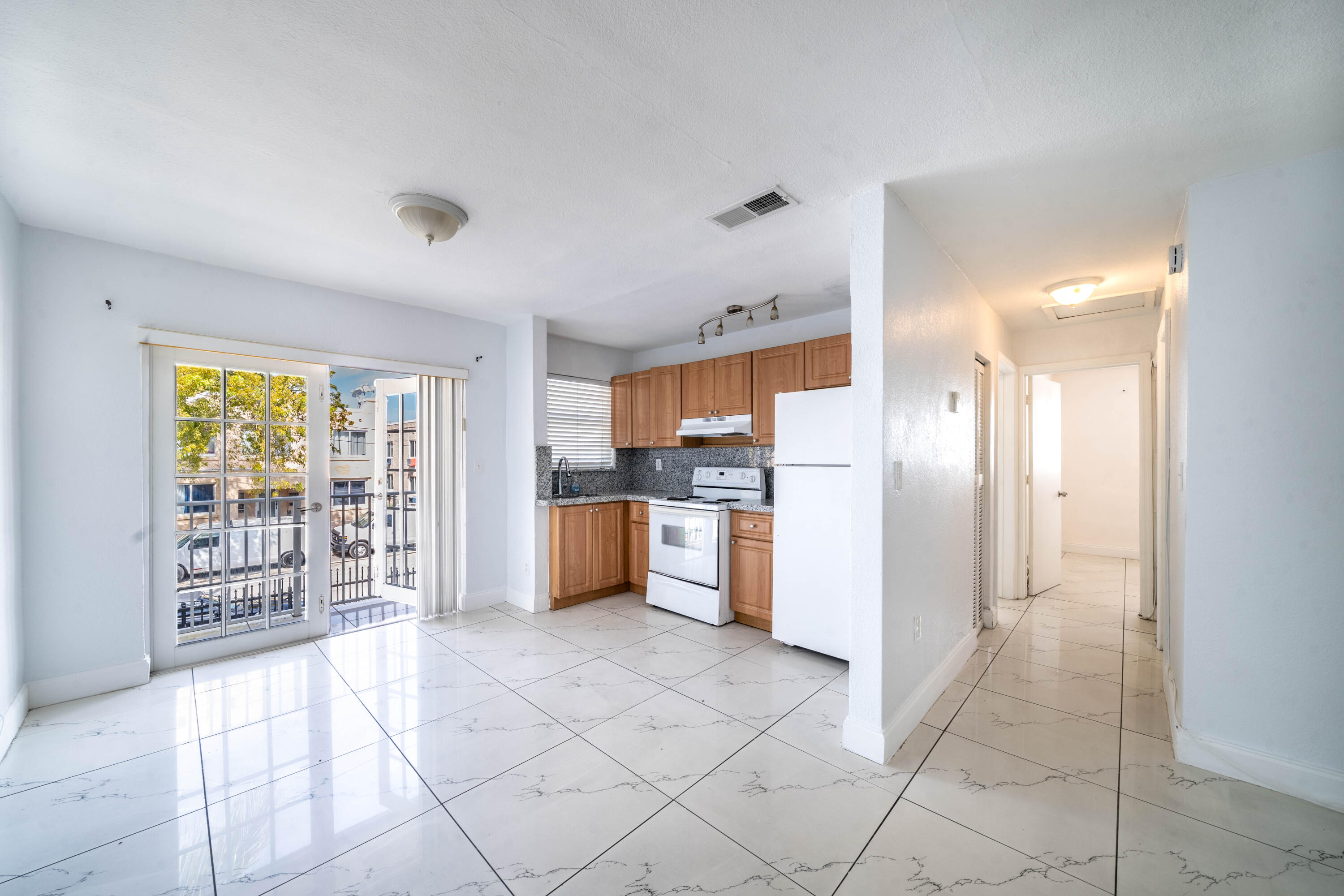 1028 Southwest 2nd Street, Unit 4 Miami, FL 33130 - Photo 4 of 27 3 (1 of 1)