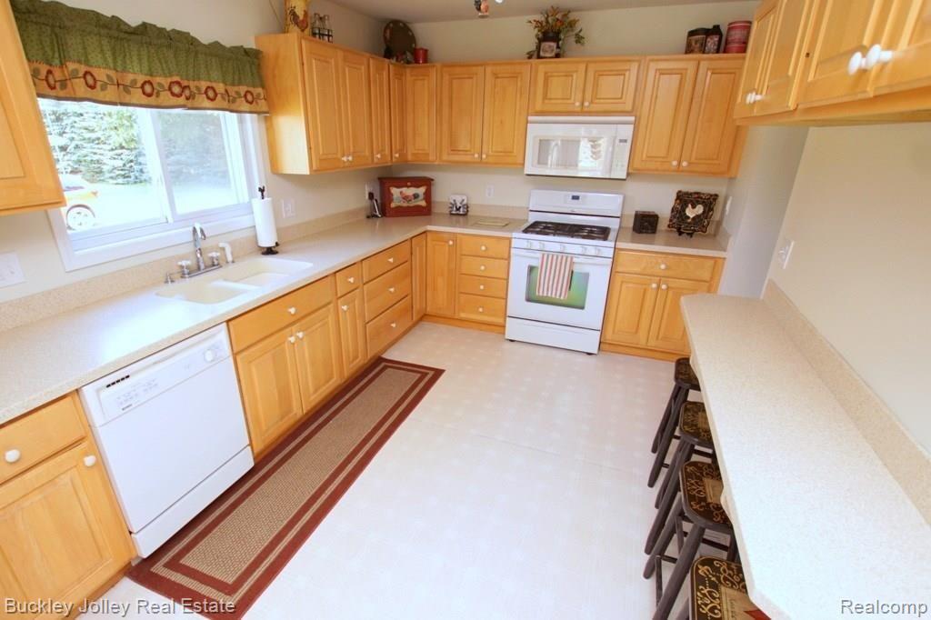 9385 Spencer Road South Lyon, MI 48178 - Photo 2 of 28 All Appliances are Staying