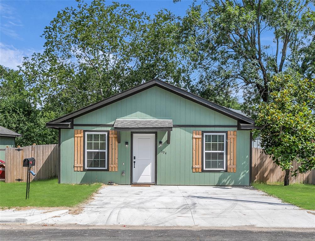 308 South 3rd Street Bonham, TX 75418 - Photo 1 of 19 a front view of a house with a garden