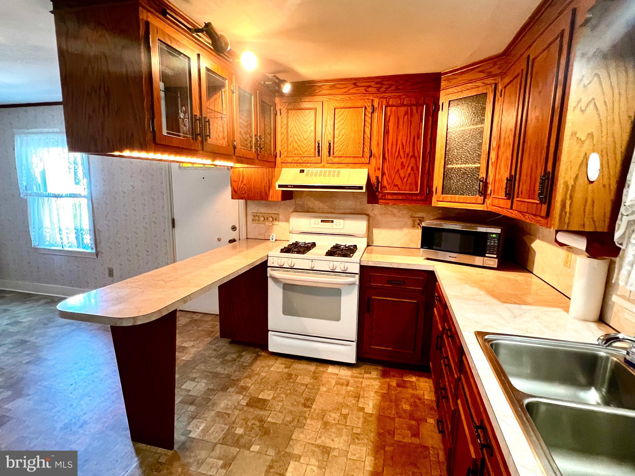 949 West Trindle Road Mechanicsburg, PA 17055 - Photo 6 of 41 Breakfast Bar
