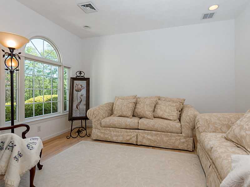 28 Mattity Road North Smithfield, RI 02896 - Photo 4 of 25 Living Room.
