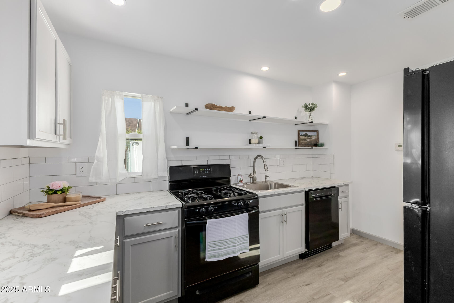 3743 East Taylor Street Phoenix, AZ 85008 - Photo 7 of 18 Kitchen