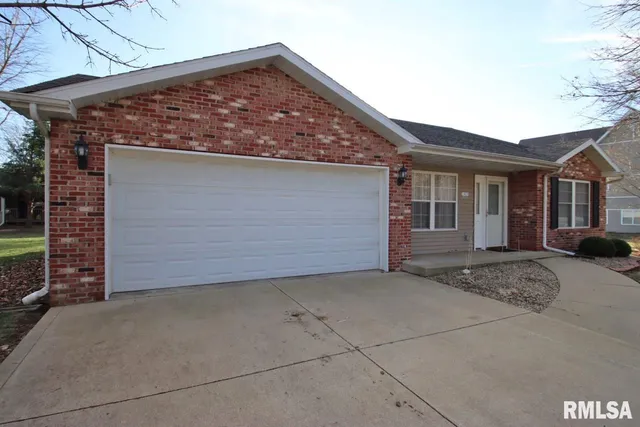 $225,000 | 1424 Fairview Court, Pekin, IL 61554