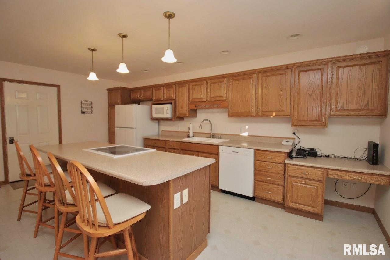 1424 Fairview Court Pekin, IL 61554 - Photo 11 of 56