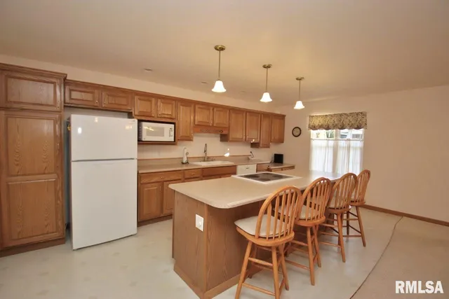 $225,000 | 1424 Fairview Court, Pekin, IL 61554