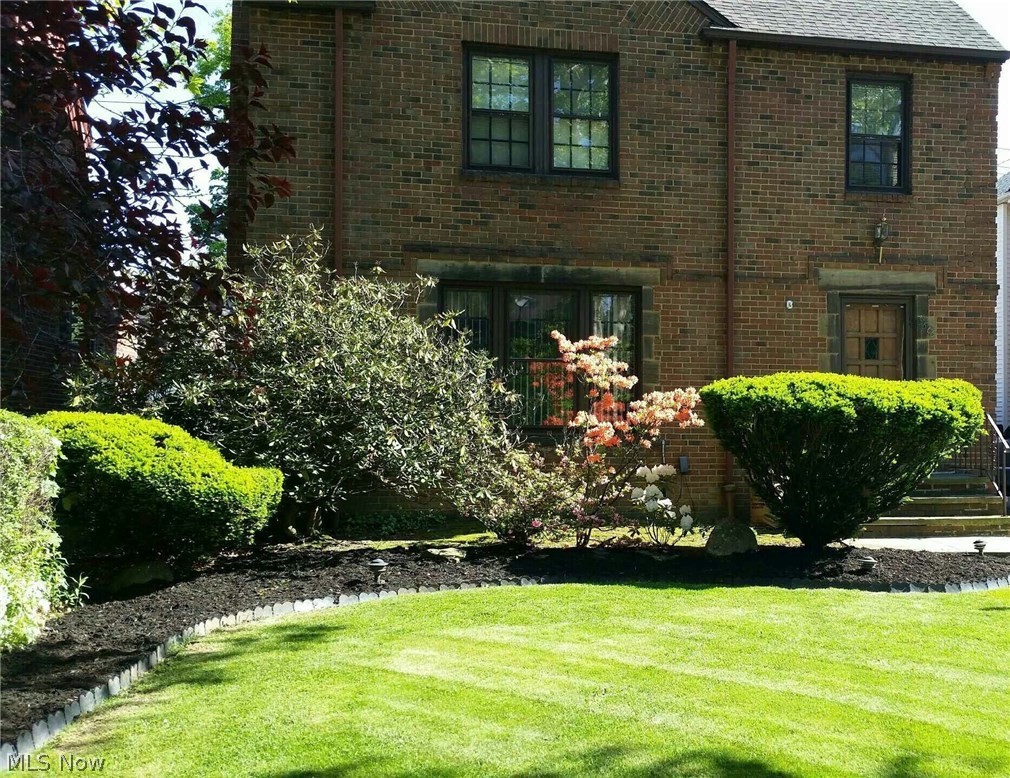 3666 Bainbridge Road Cleveland Heights, OH 44118 - Photo 2 of 30