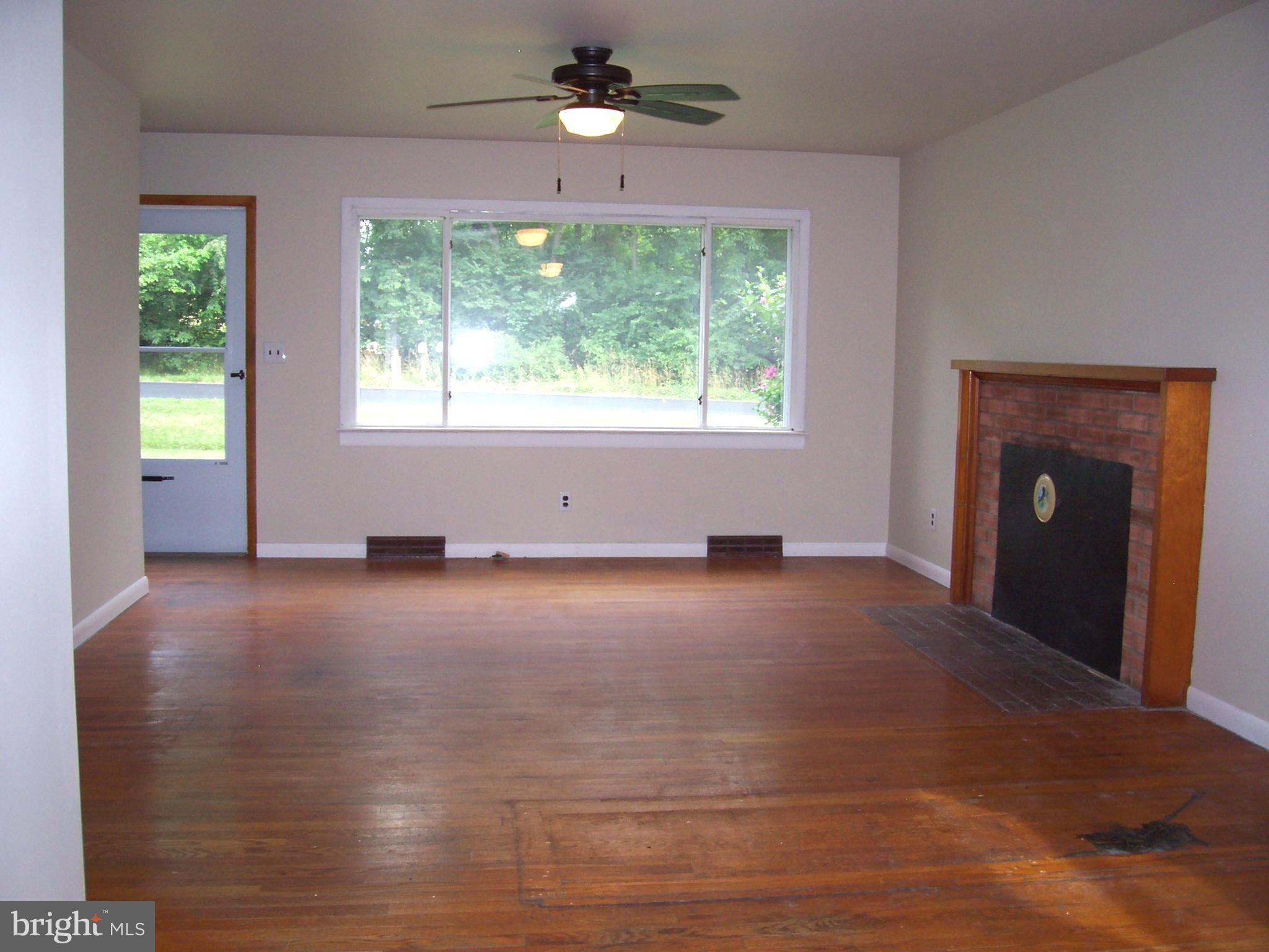 22345 St Louis Road Middleburg, VA 20117 - Photo 4 of 26 Living Room