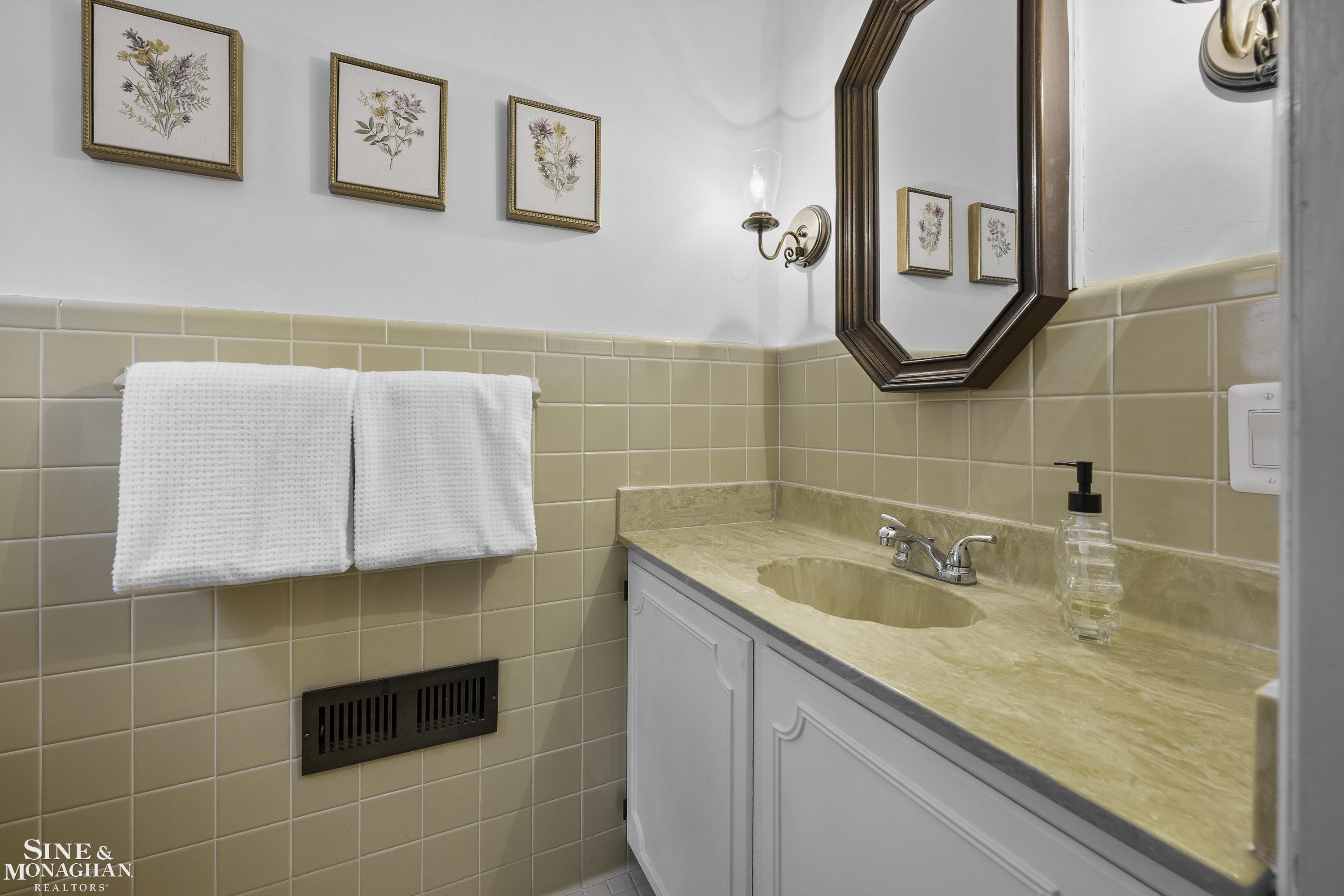 1385 Devonshire Road Grosse Pointe, MI 48230 - Photo 27 of 57 50160542-1C39BB48-F1D5-411E-B30F-701DC1378436.JPG