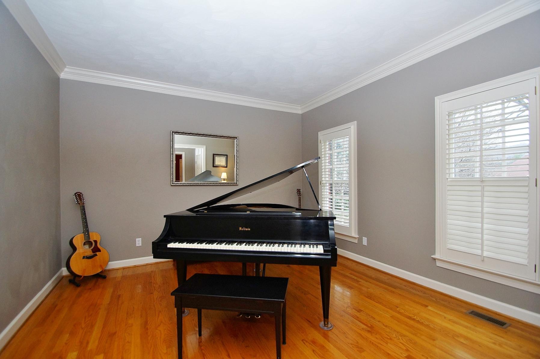 6001 Sulgrave Road Roanoke, VA 24018 - Photo 8 of 81 dsc04016.jpg