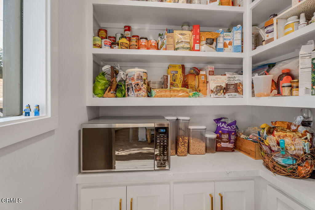 3500 Fairchild Street La Crescenta, CA 91214 - Photo 11 of 54 Butler pantry