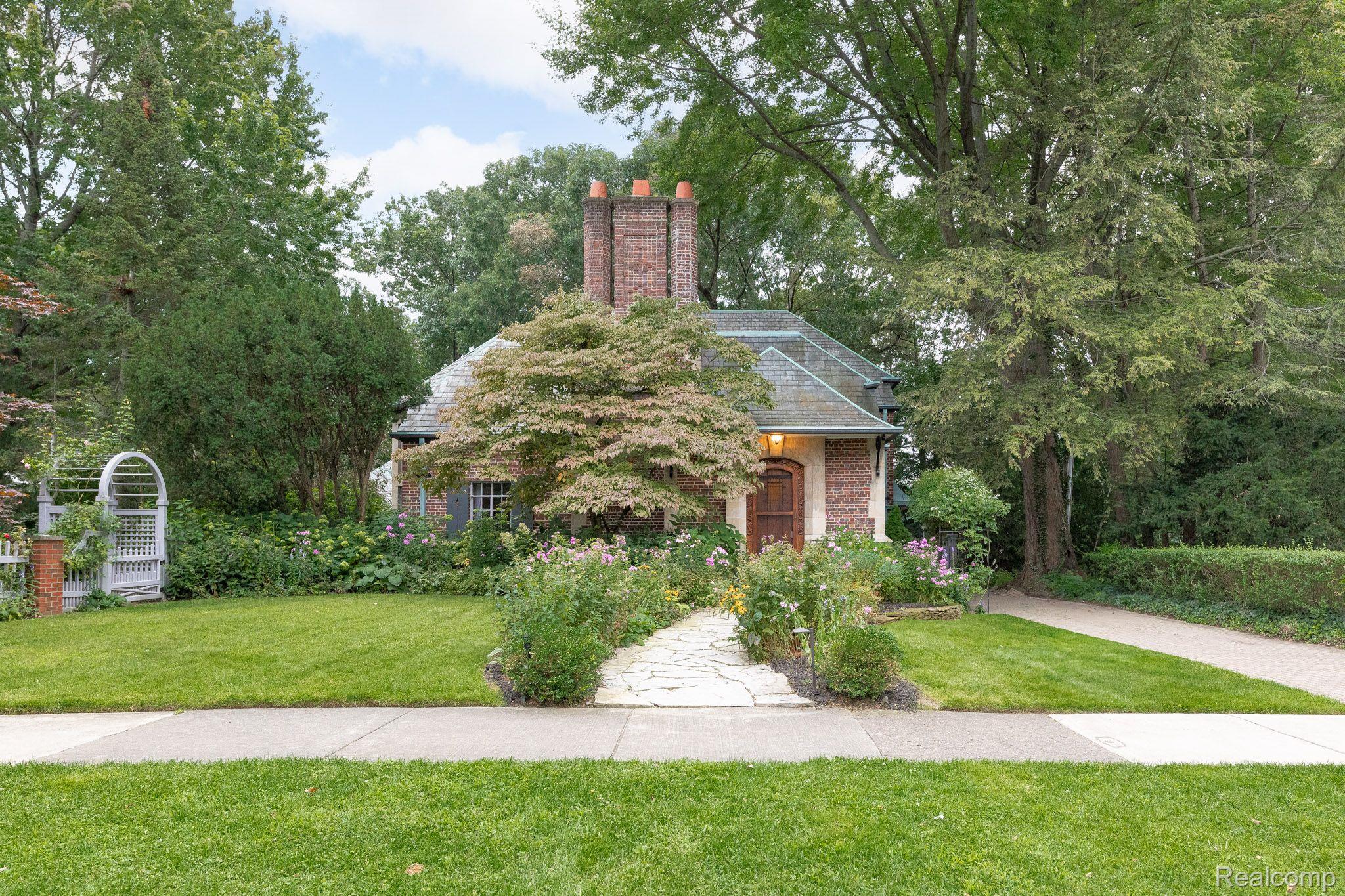 225 Touraine Road Grosse Pointe, MI 48236 - Photo 3 of 57 Gallery Image 3