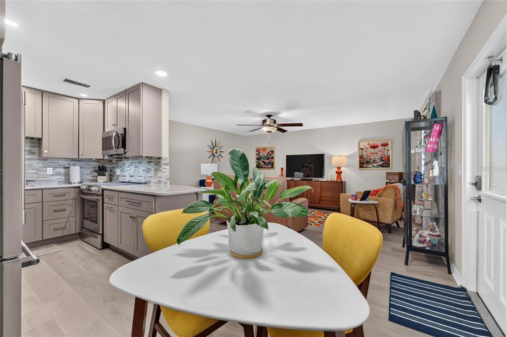 102 Cambridge Trail, Unit 220 Sun City Center, FL 33573 - Photo 2 of 35 Gallery Image 2