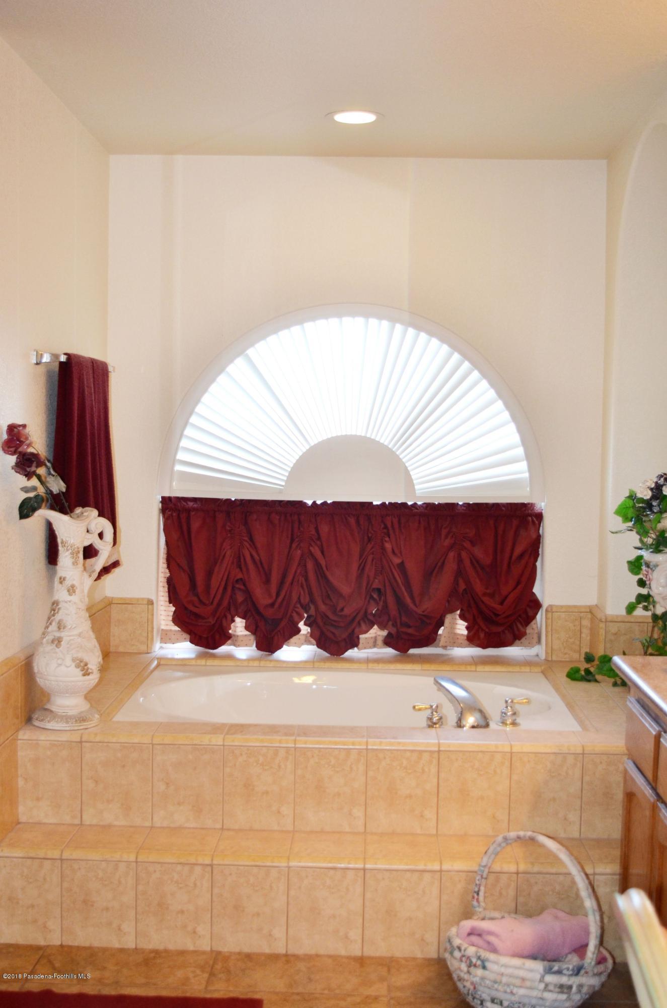 10050 Adobe Road Oak Hills, CA 92344 - Photo 13 of 20 DSC_37091