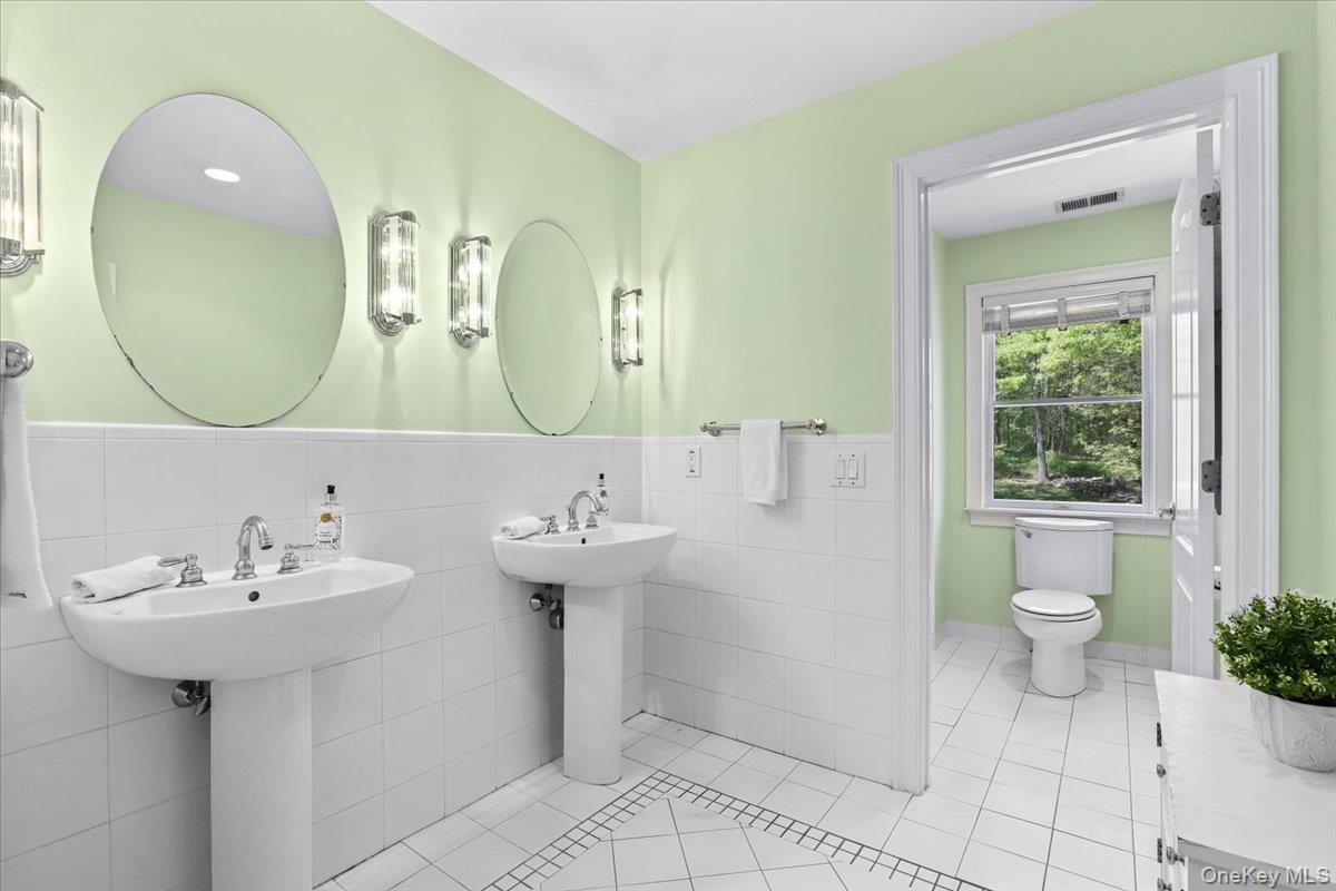 44 Scofield Road Pound Ridge, NY 10576 - Photo 23 of 36 a bathroom with a sink toilet and a mirror