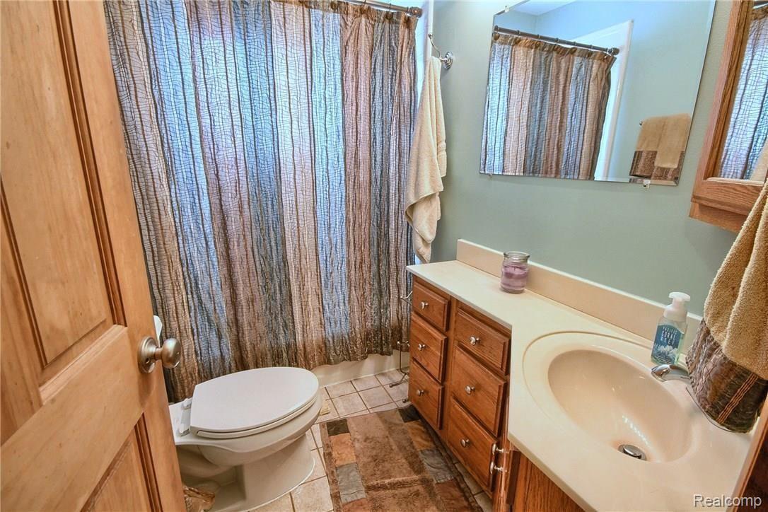 14752 Reeck Road Southgate, MI 48195 - Photo 17 of 29 Bathroom.jpg
