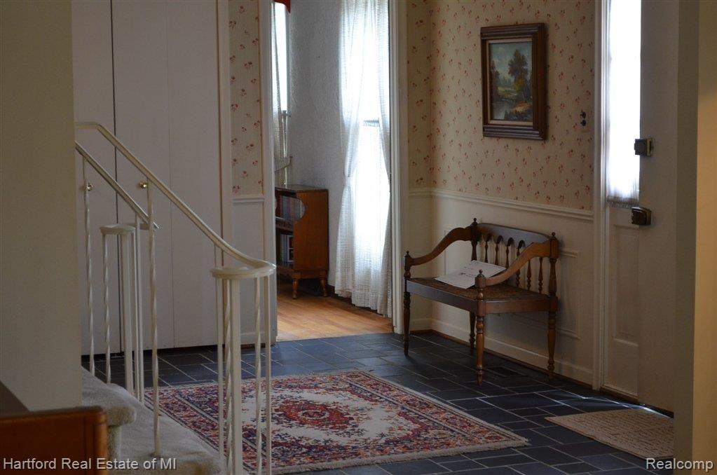 35675 Congress Road Farmington, MI 48335 - Photo 3 of 22 Foyer