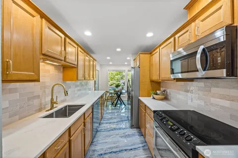 $850,000 | 17442 Northeast 40th Place, Unit D3, Redmond, WA 98052