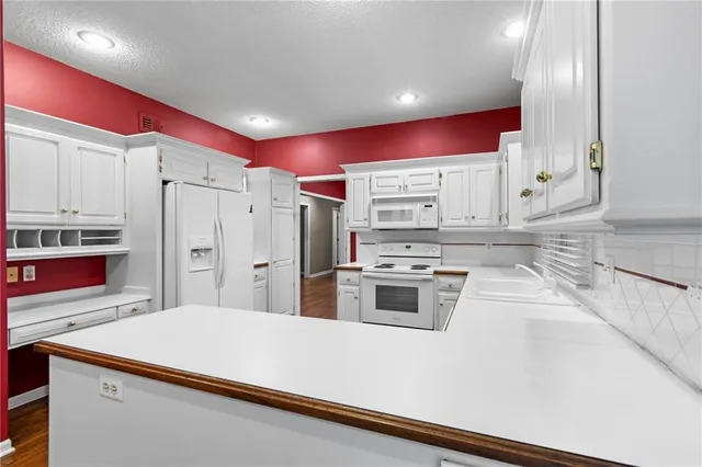 $450,000 | 12710 Cambridge Lane, Leawood, KS 66209