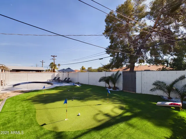 a view of a backyard