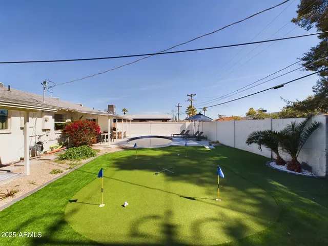 a view of a backyard