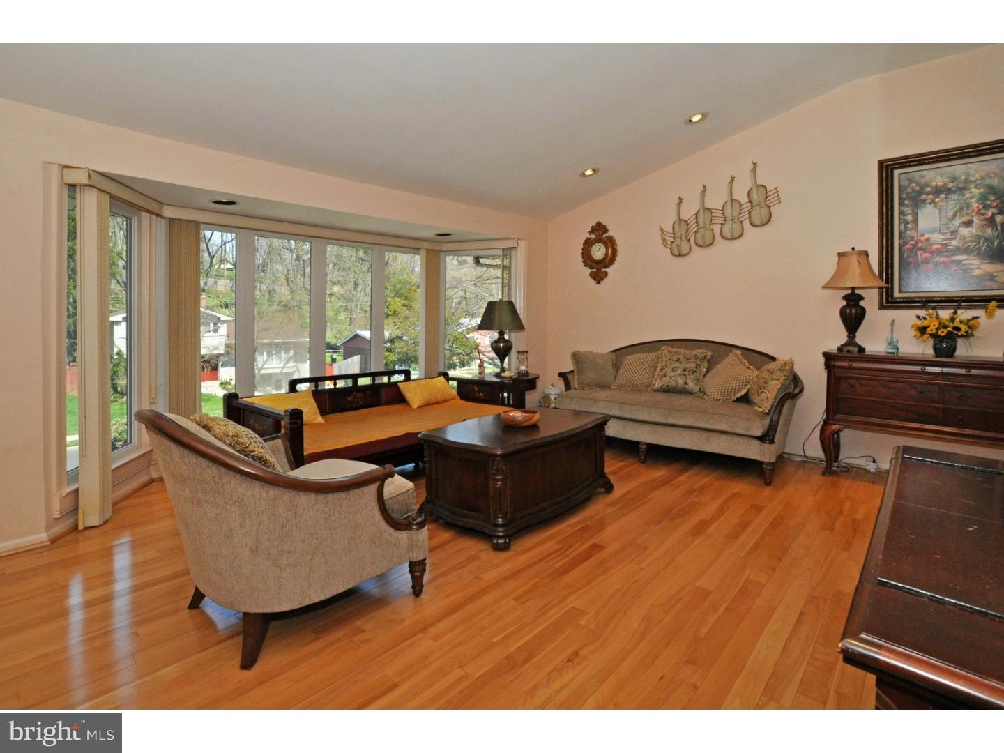1059 Old Ford Road Huntingdon Valley, PA 19006 - Photo 4 of 25 Living Room