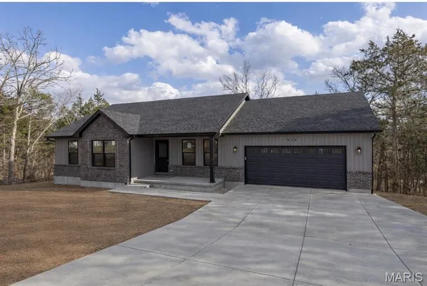 $359,900 | 830 Stone Gate Drive, De Soto, MO 63020