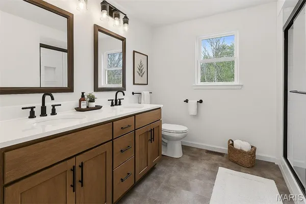 $359,900 | 830 Stone Gate Drive, De Soto, MO 63020