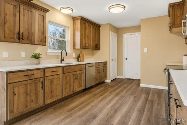 $359,900 | 830 Stone Gate Drive, De Soto, MO 63020