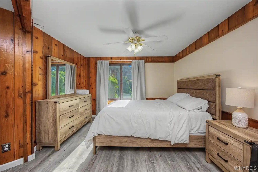 9326 Rivershore Drive Niagara Falls, NY 14304 - Photo 16 of 33 1st floor bedroom