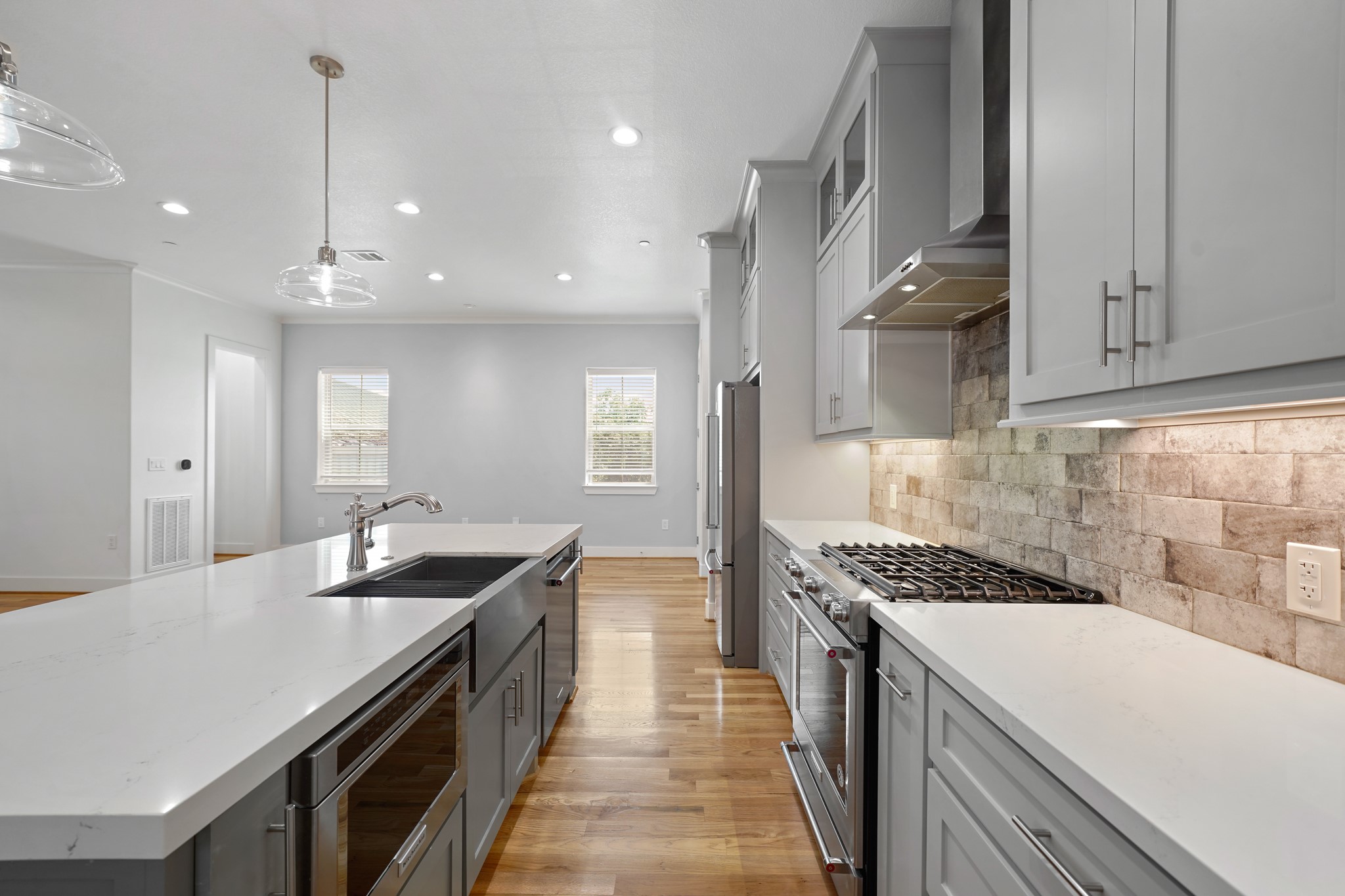 5345 Larkin Street Houston, TX 77007 - Photo 5 of 21 Chef's kitchen with custom cabinets, soft close drawers, quartz counters