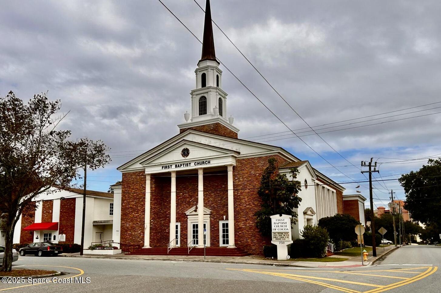890 Florida Avenue Cocoa, FL 32922 - Photo 51 of 63 a front view of a building