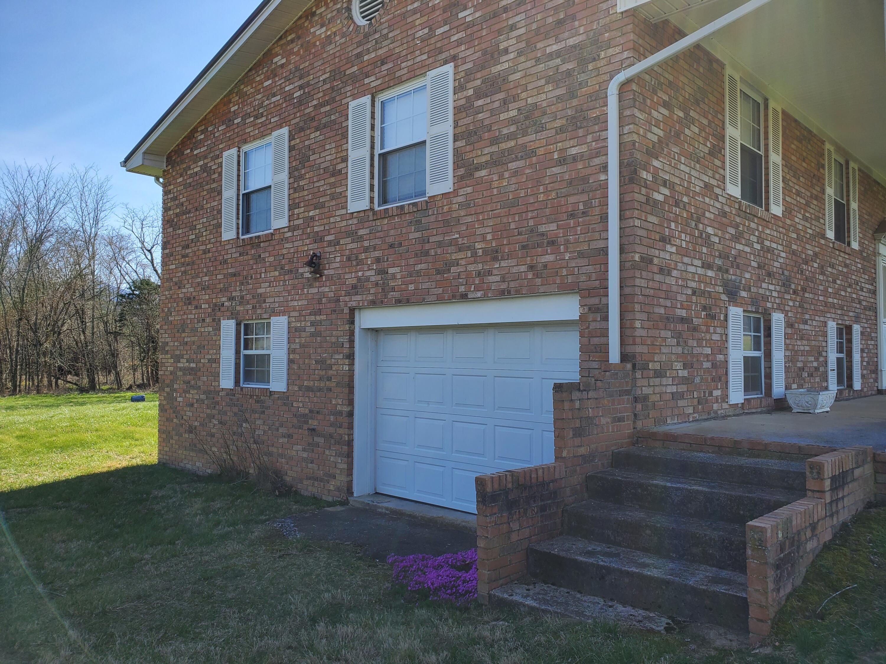 2010 McCoy Road Greeneville, TN 37743 - Photo 4 of 59 garage door