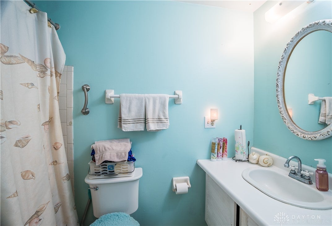 6357 North Union Road Clayton, OH 45315 - Photo 25 of 34 Guest bath