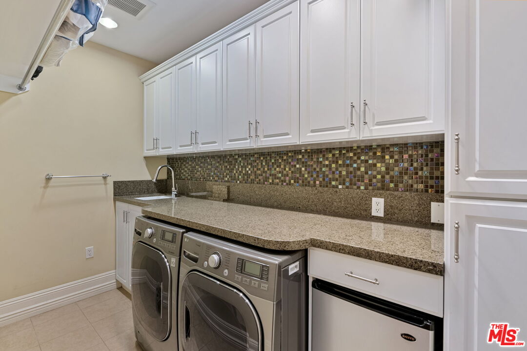 2023 Parnell Avenue Los Angeles, CA 90025 - Photo 33 of 59 a utility room with dryer and washer