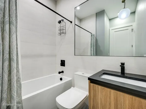 $675,000 | 1446 West Chestnut Street, Unit 2, Chicago, IL 60642