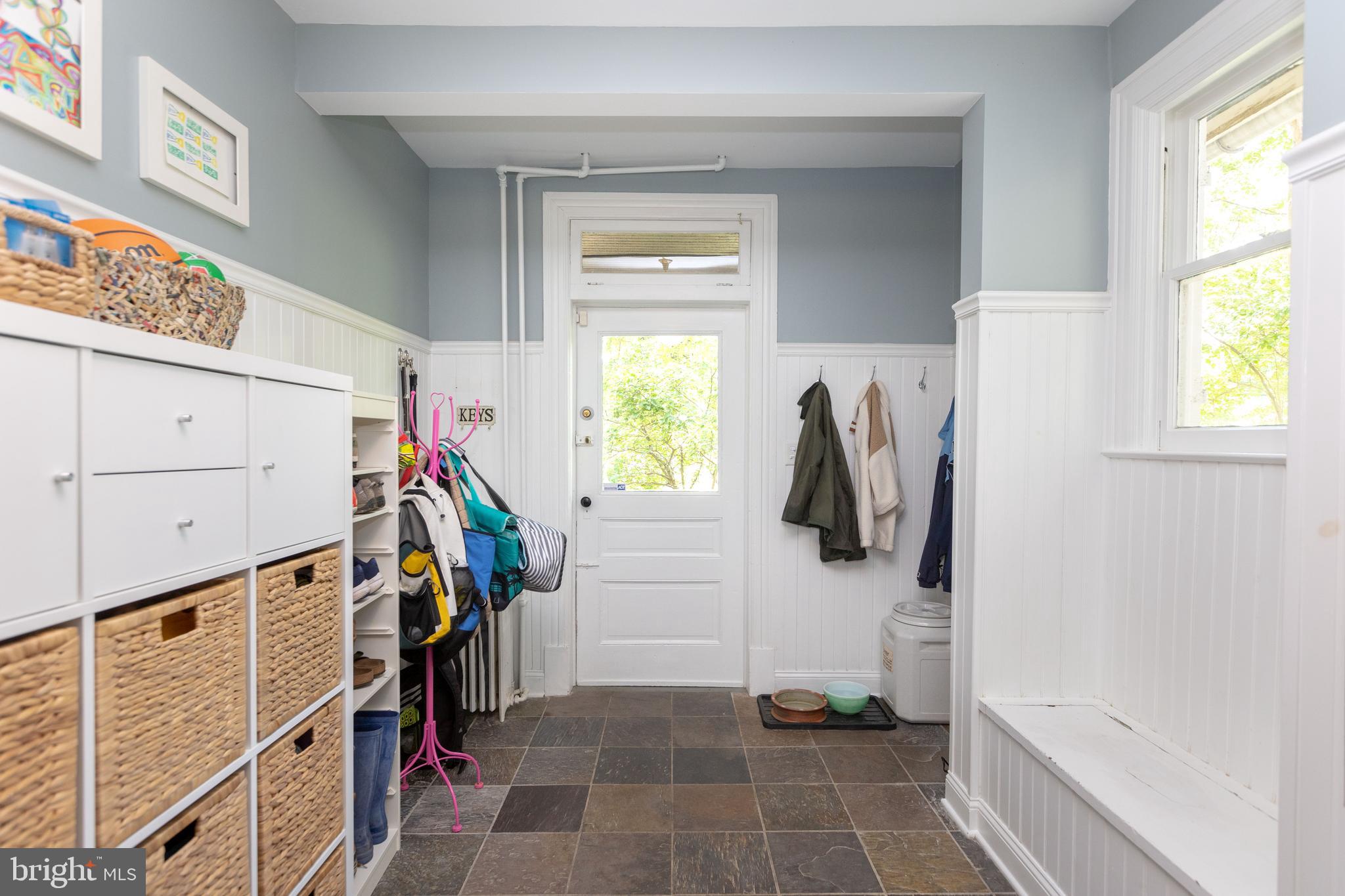 4711 Roland Avenue Baltimore, MD 21210 - Photo 31 of 68 a walk in closet with a window