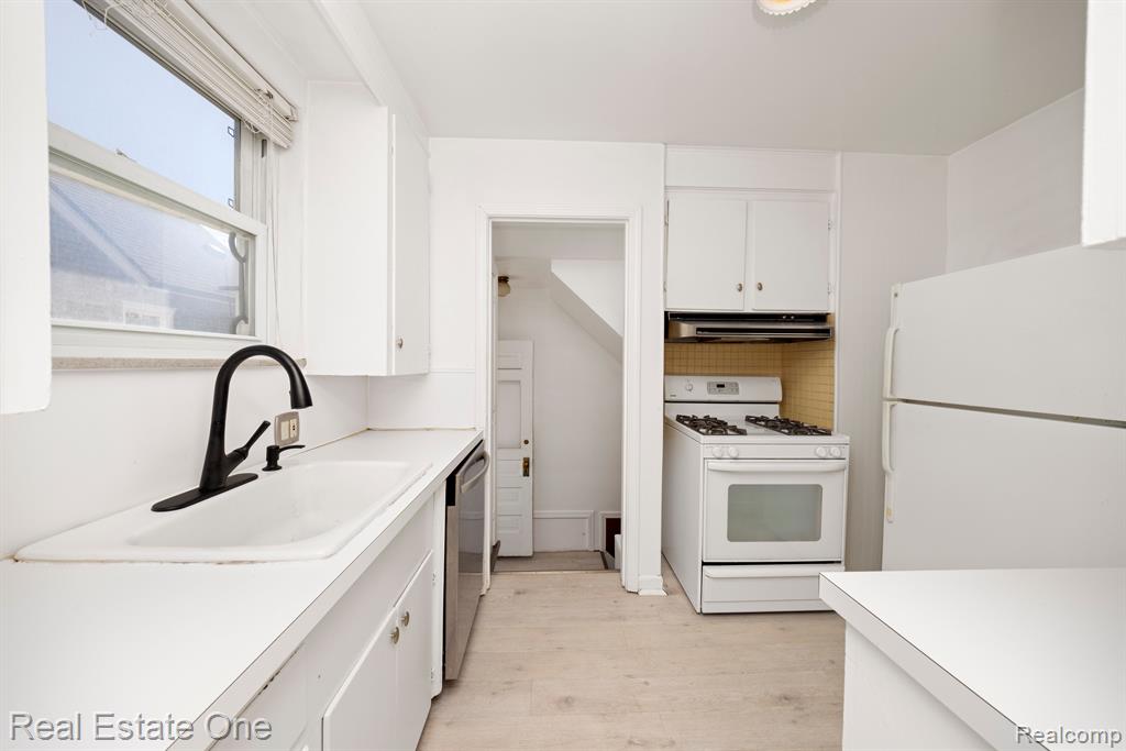 1347 Hampton Road Grosse Pointe Woods, MI 48236 - Photo 21 of 32 Gallery Image 21