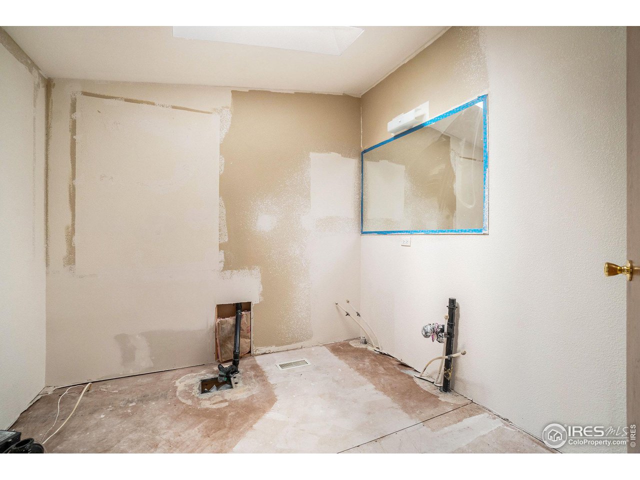 50 Pine Drive Lyons, CO 80540 - Photo 16 of 39 a room with a window