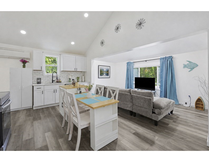 1703 Crandall Road Tiverton, RI 02878 - Photo 5 of 19
