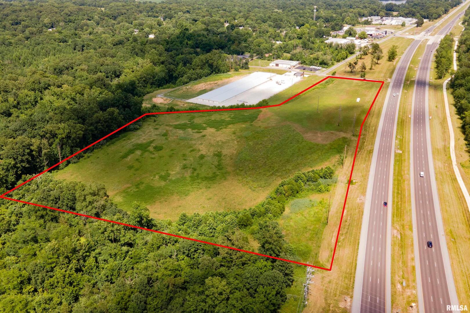 1461 County Line Road Carbondale, IL 62901 - Photo 4 of 5 a view of a yard